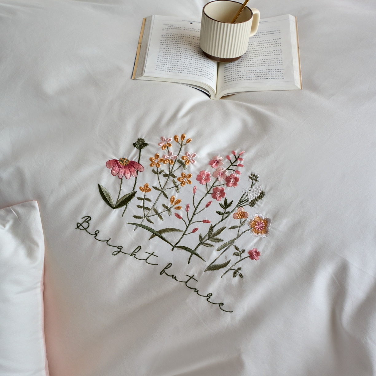 91家纺网 家纺一手货源 找家纺 悦然毛巾被 2025新款全棉纯棉斜纹毛巾绣四件套 花语情怀白+粉