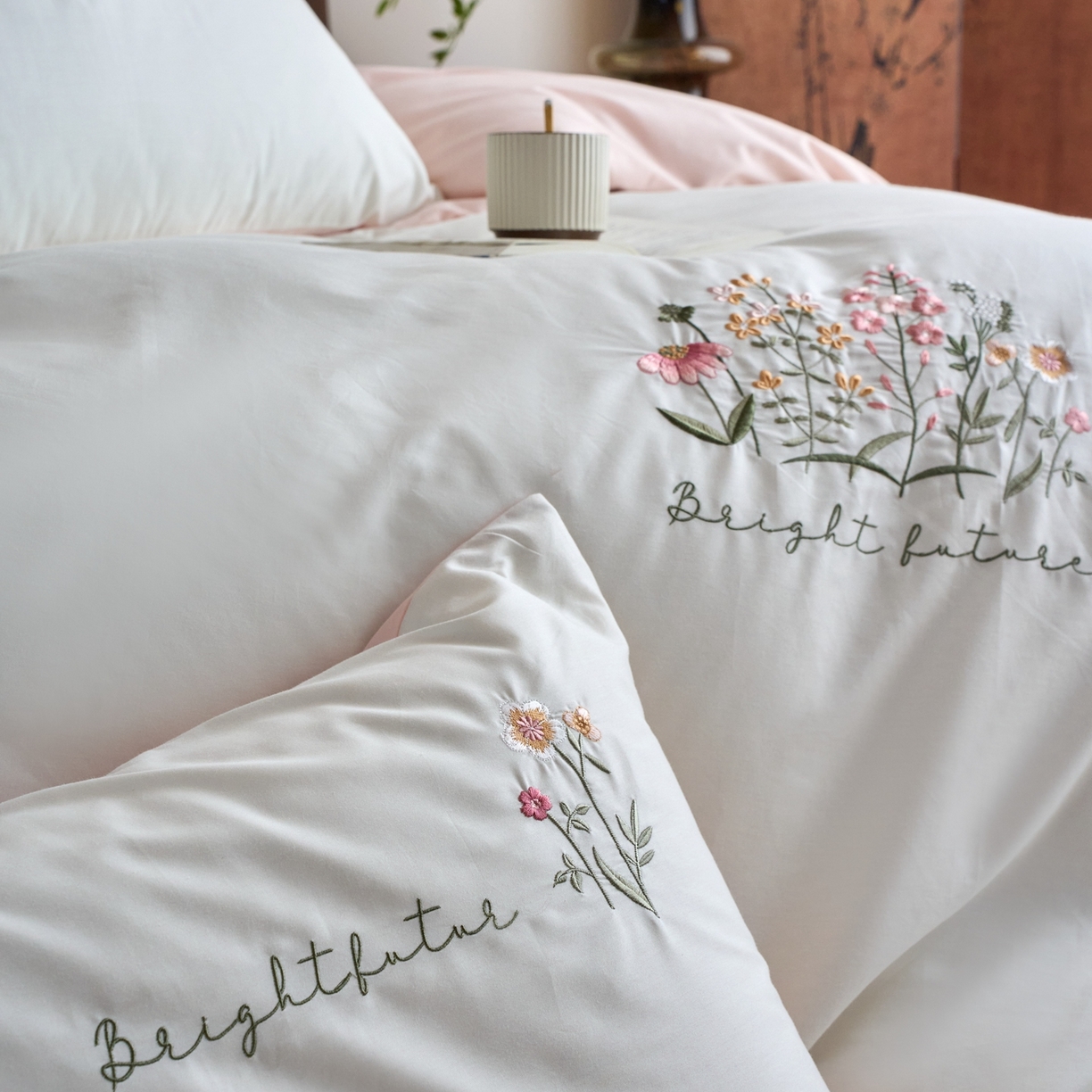 91家纺网 家纺一手货源 找家纺 悦然毛巾被 2025新款全棉纯棉斜纹毛巾绣四件套 花语情怀白+粉