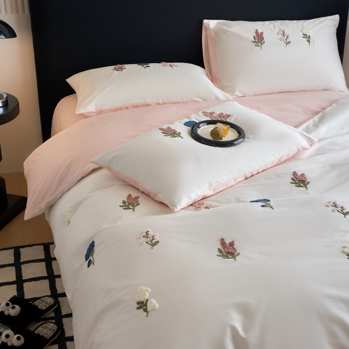 91家纺网 家纺一手货源 找家纺 悦然毛巾被 2025新款全棉纯棉斜纹毛巾绣四件套 浪漫花香米白+粉