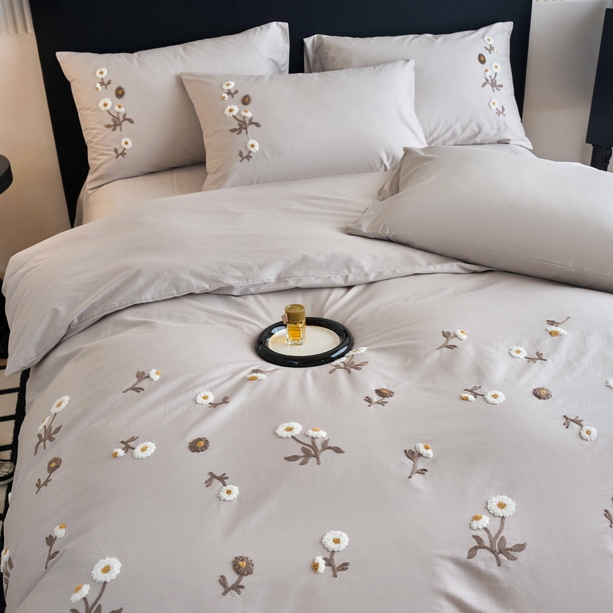 91家纺网 家纺一手货源 找家纺 悦然毛巾被 2025新款全棉纯棉斜纹毛巾绣四件套 花样年华轻奢灰