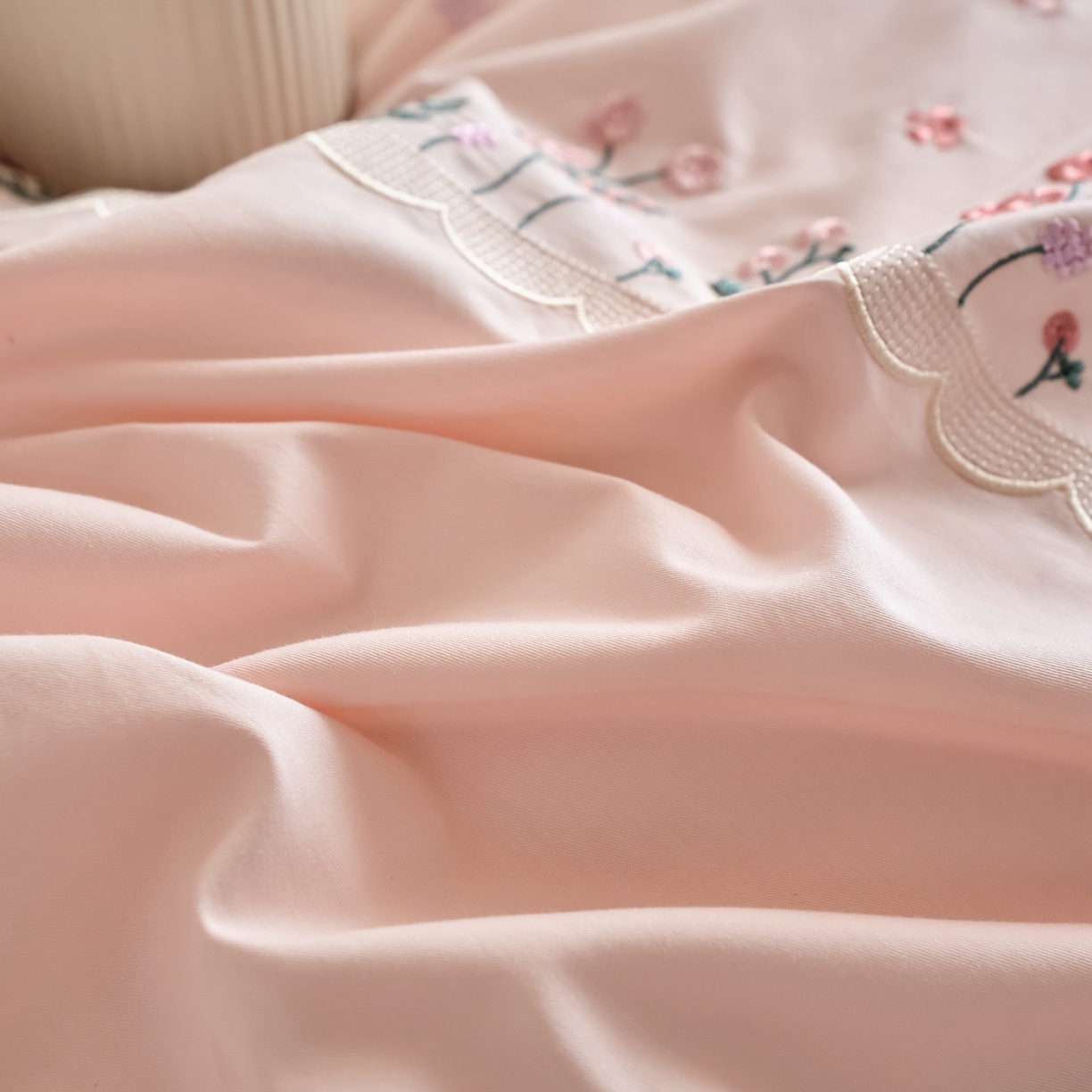 91家纺网 家纺一手货源 找家纺 悦然毛巾被 2025新款全棉纯棉斜纹毛巾绣四件套 春色满园粉色