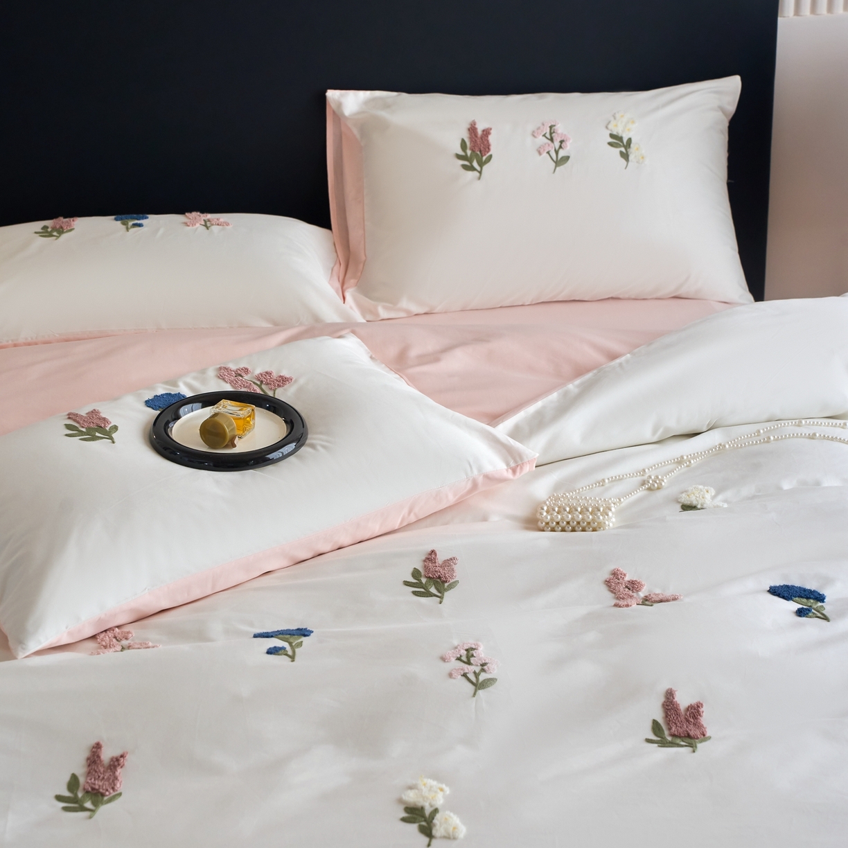 91家纺网 家纺一手货源 找家纺 悦然毛巾被 2025新款全棉纯棉斜纹毛巾绣四件套 浪漫花香米白+粉