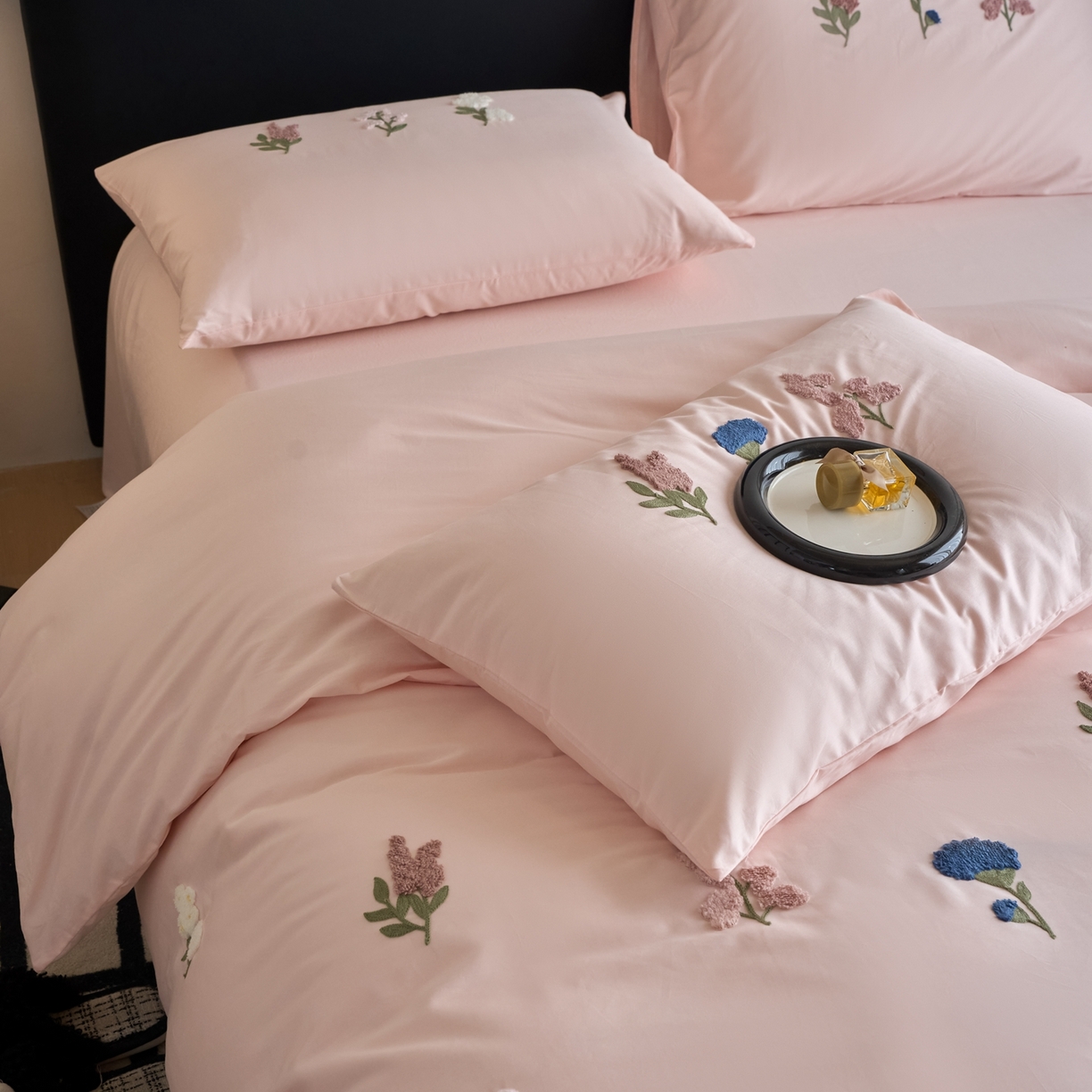 91家纺网 家纺一手货源 找家纺 悦然毛巾被 2025新款全棉纯棉斜纹毛巾绣四件套 浪漫花香-粉