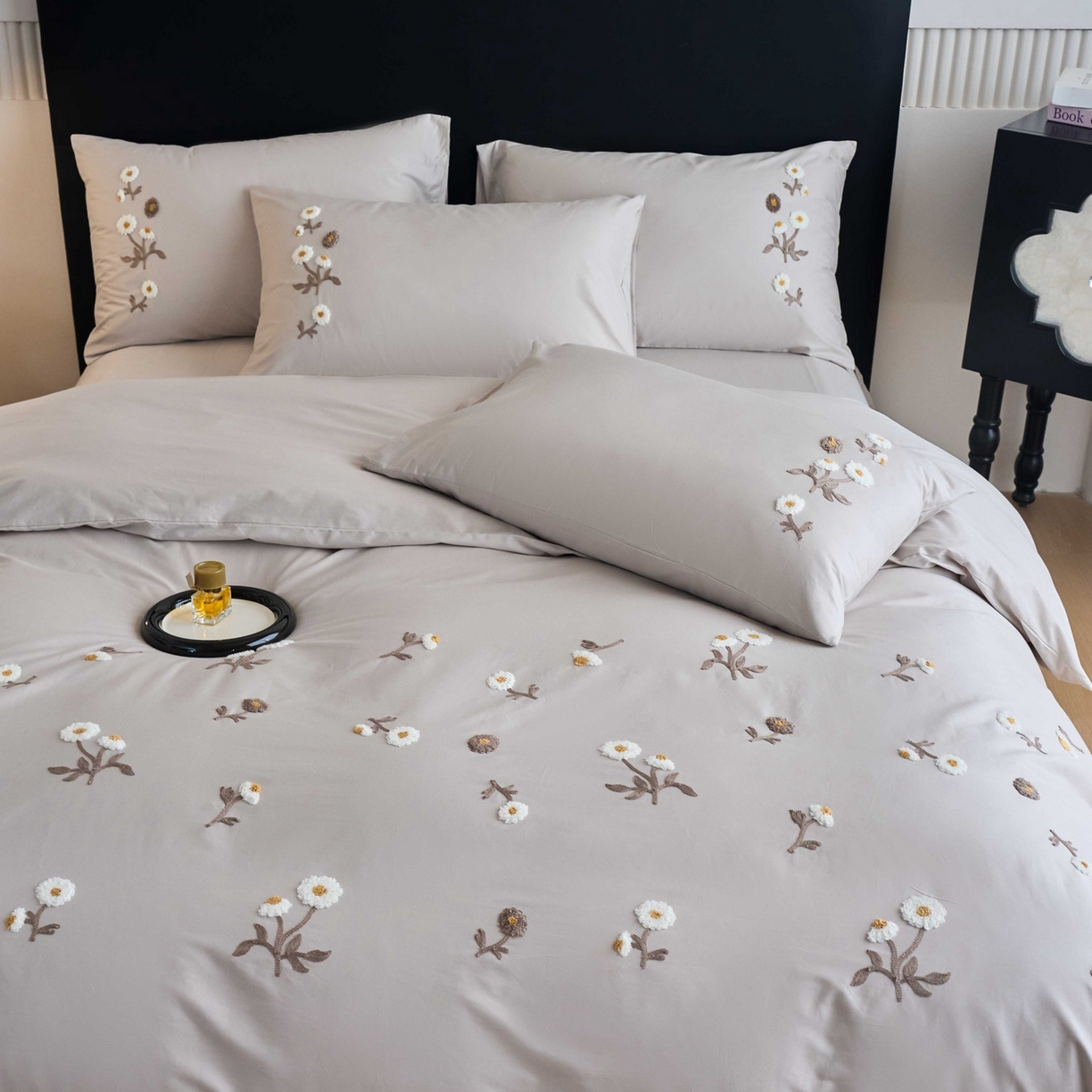 91家纺网 家纺一手货源 找家纺 悦然毛巾被 2025新款全棉纯棉斜纹毛巾绣四件套 花样年华轻奢灰