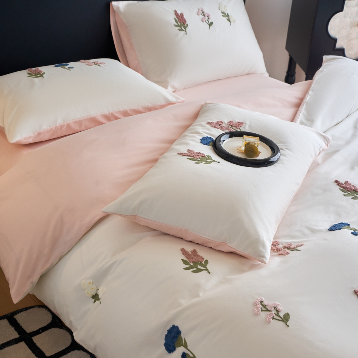 91家纺网 家纺一手货源 找家纺 悦然毛巾被 2025新款全棉纯棉斜纹毛巾绣四件套 浪漫花香米白+粉