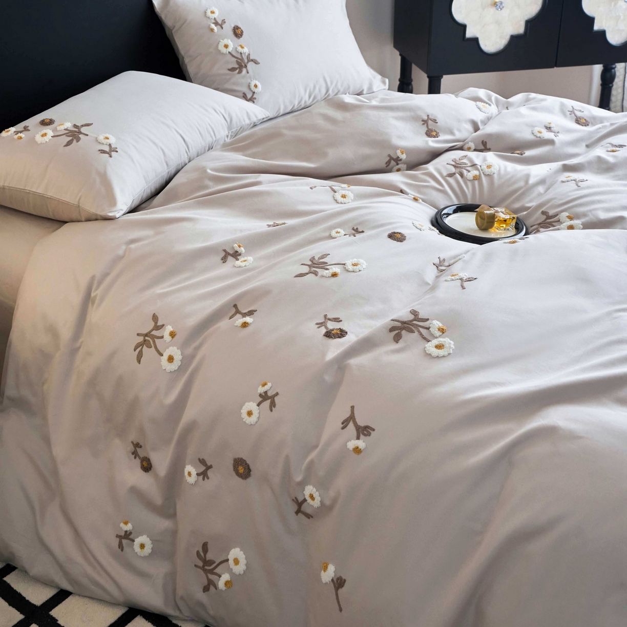 91家纺网 家纺一手货源 找家纺 悦然毛巾被 2025新款全棉纯棉斜纹毛巾绣四件套 花样年华轻奢灰