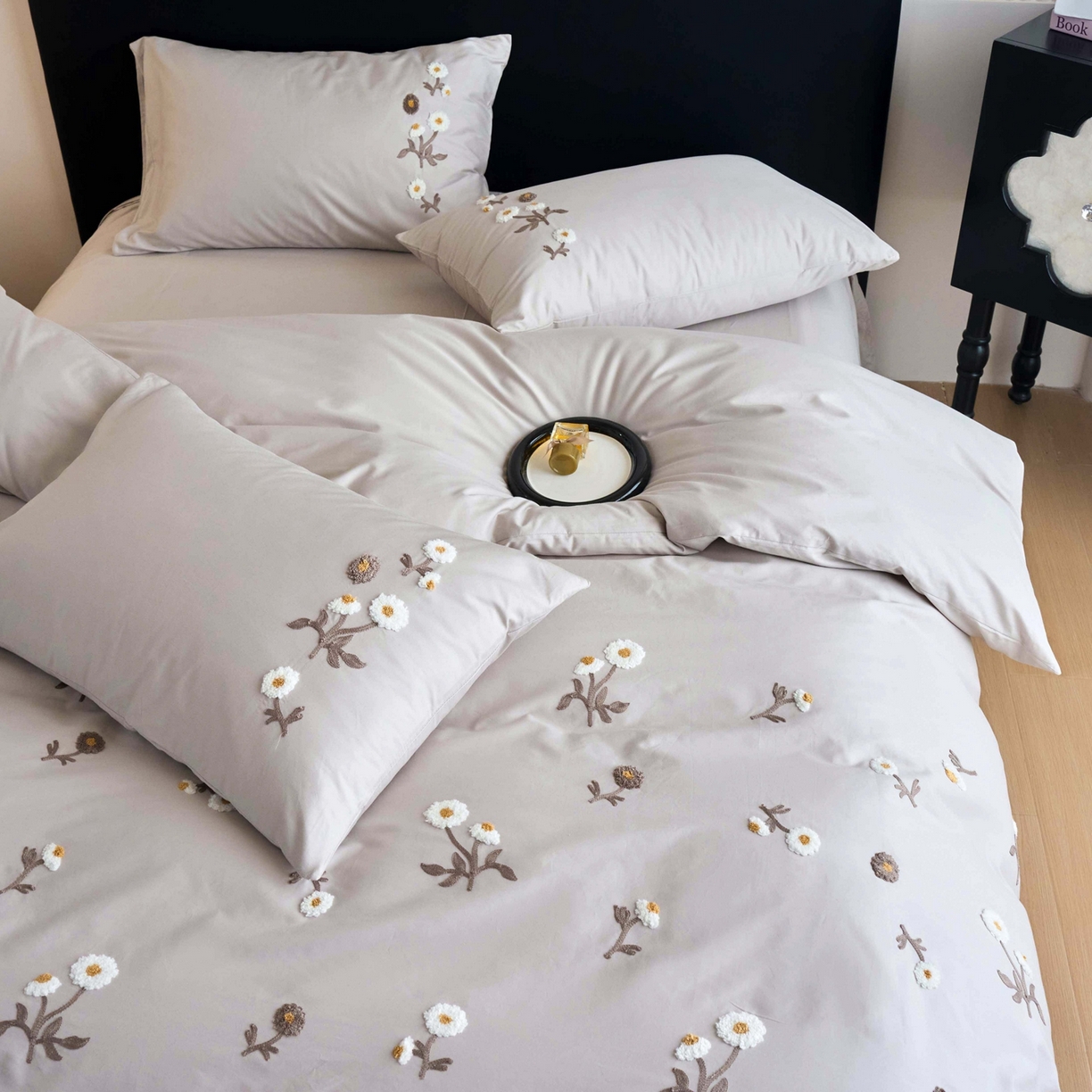 91家纺网 家纺一手货源 找家纺 悦然毛巾被 2025新款全棉纯棉斜纹毛巾绣四件套 花样年华轻奢灰