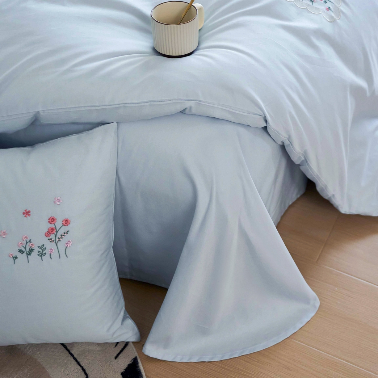 91家纺网 家纺一手货源 找家纺 悦然毛巾被 2025新款全棉纯棉斜纹毛巾绣四件套 春色满园蓝色