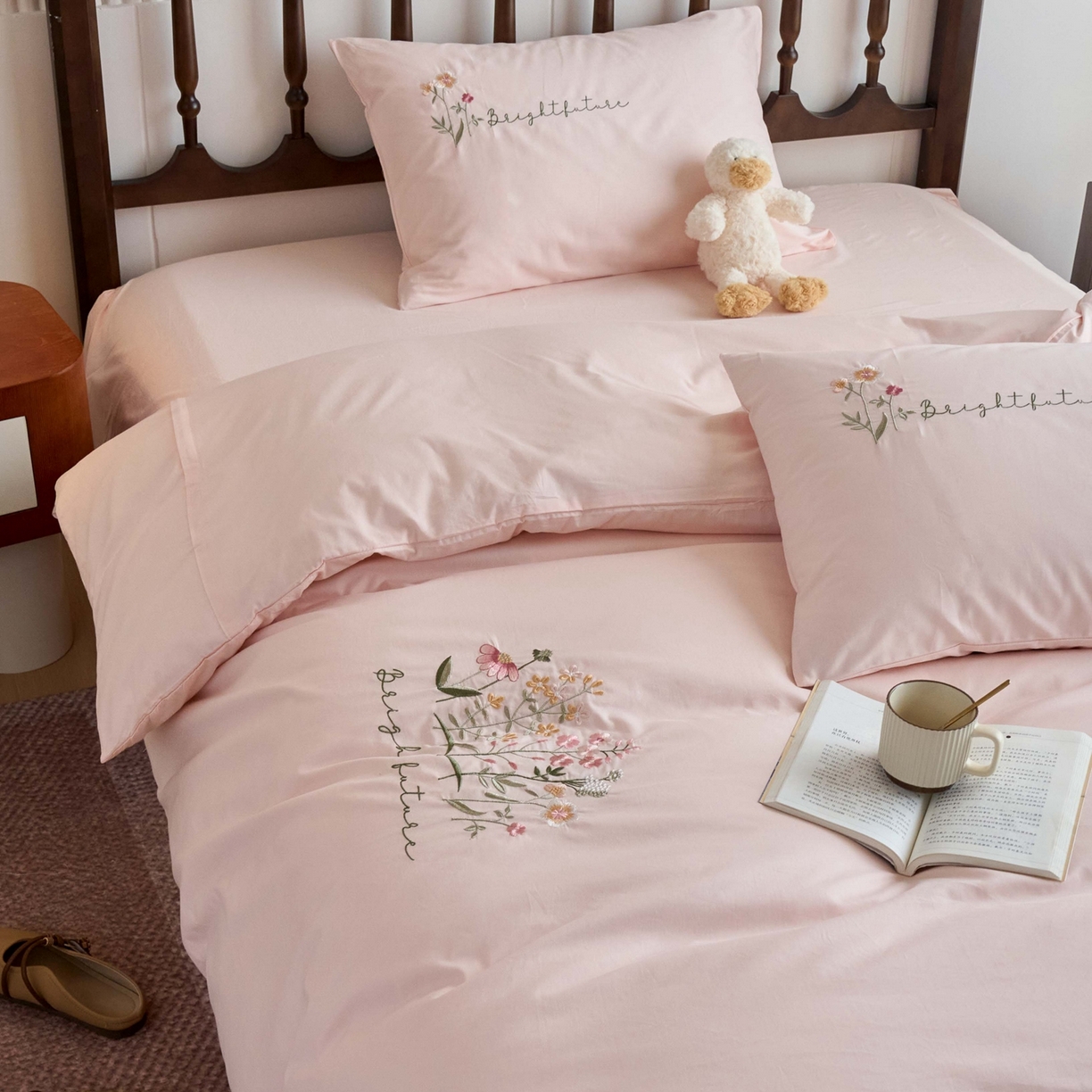 91家纺网 家纺一手货源 找家纺 悦然毛巾被 2025新款全棉纯棉斜纹毛巾绣四件套 花语情怀粉