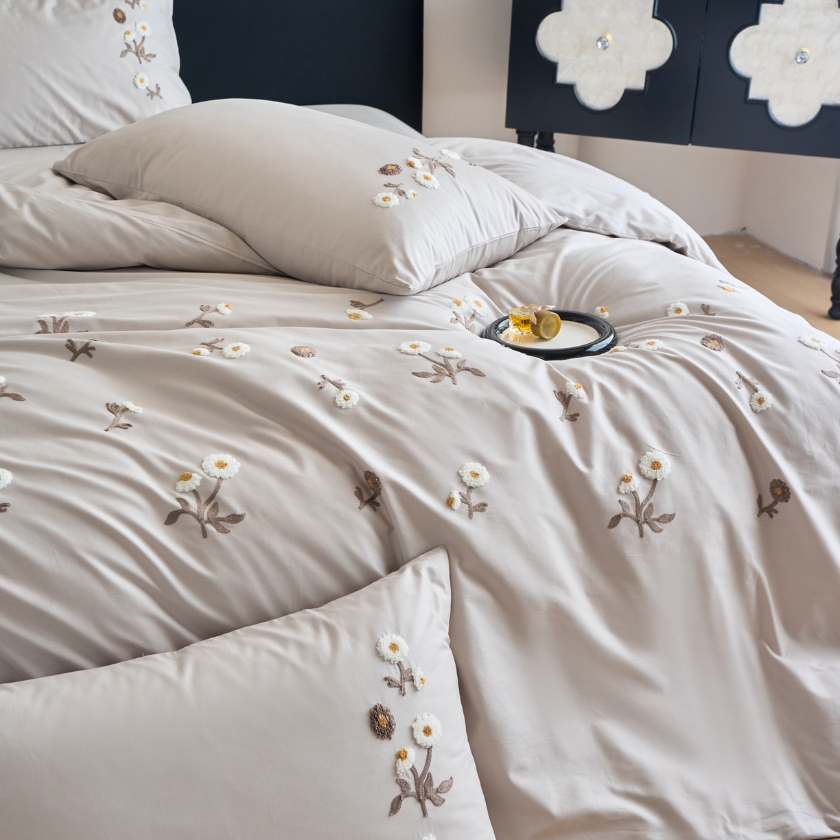 91家纺网 家纺一手货源 找家纺 悦然毛巾被 2025新款全棉纯棉斜纹毛巾绣四件套 花样年华轻奢灰