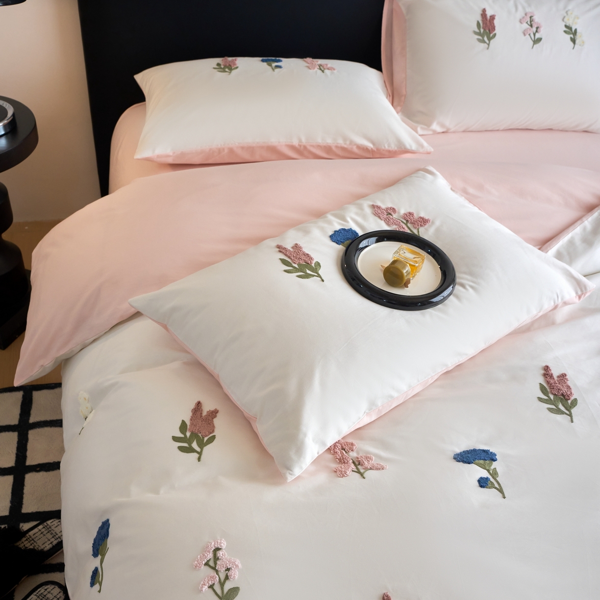 91家纺网 家纺一手货源 找家纺 悦然毛巾被 2025新款全棉纯棉斜纹毛巾绣四件套 浪漫花香米白+粉