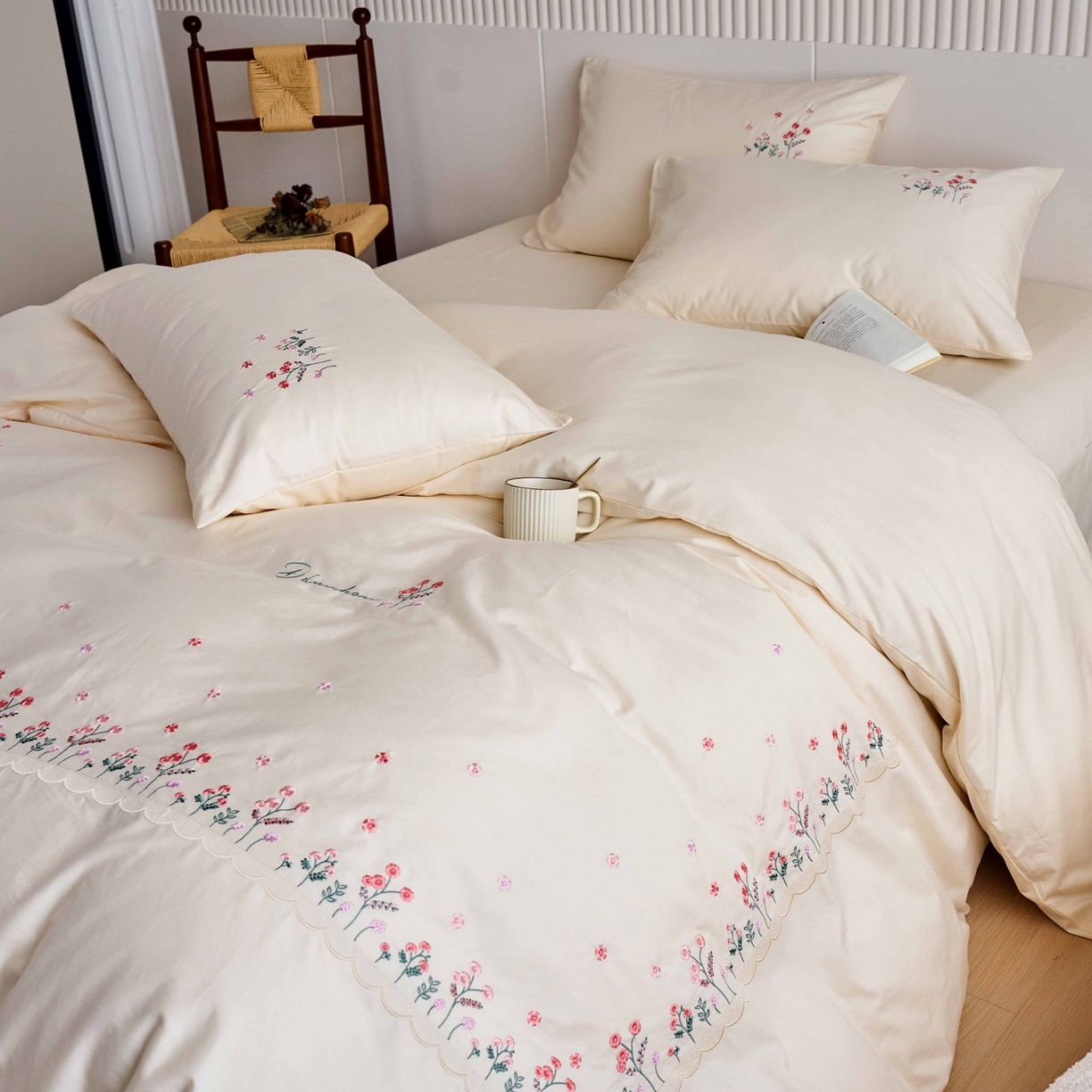 91家纺网 家纺一手货源 找家纺 悦然毛巾被 2025新款全棉纯棉斜纹毛巾绣四件套 春色满园米白