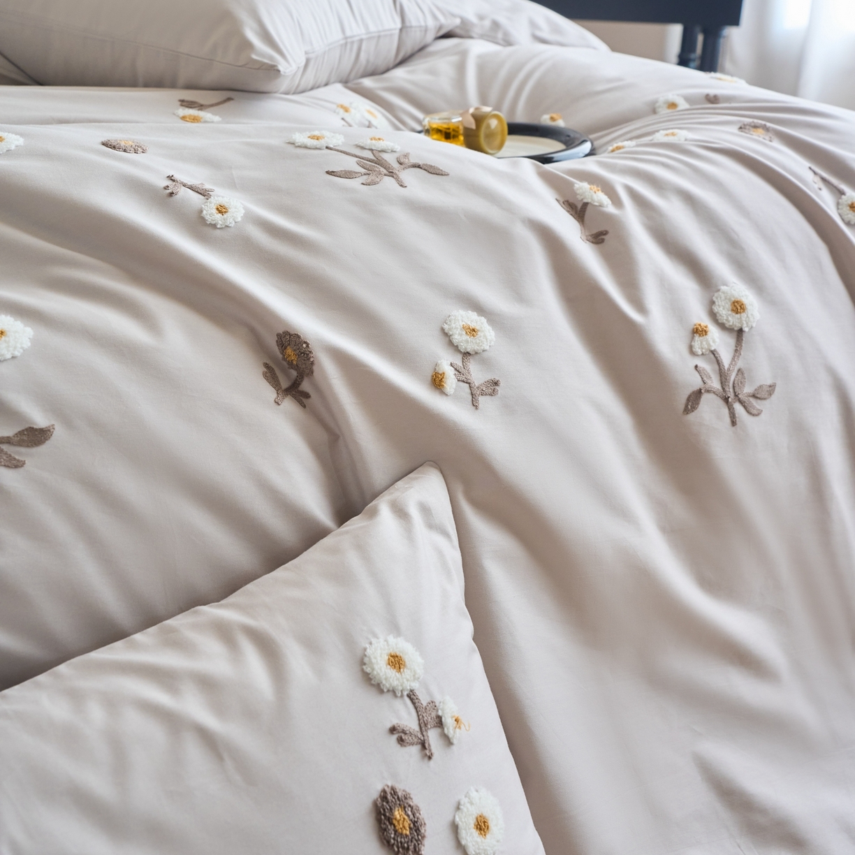 91家纺网 家纺一手货源 找家纺 悦然毛巾被 2025新款全棉纯棉斜纹毛巾绣四件套 花样年华轻奢灰