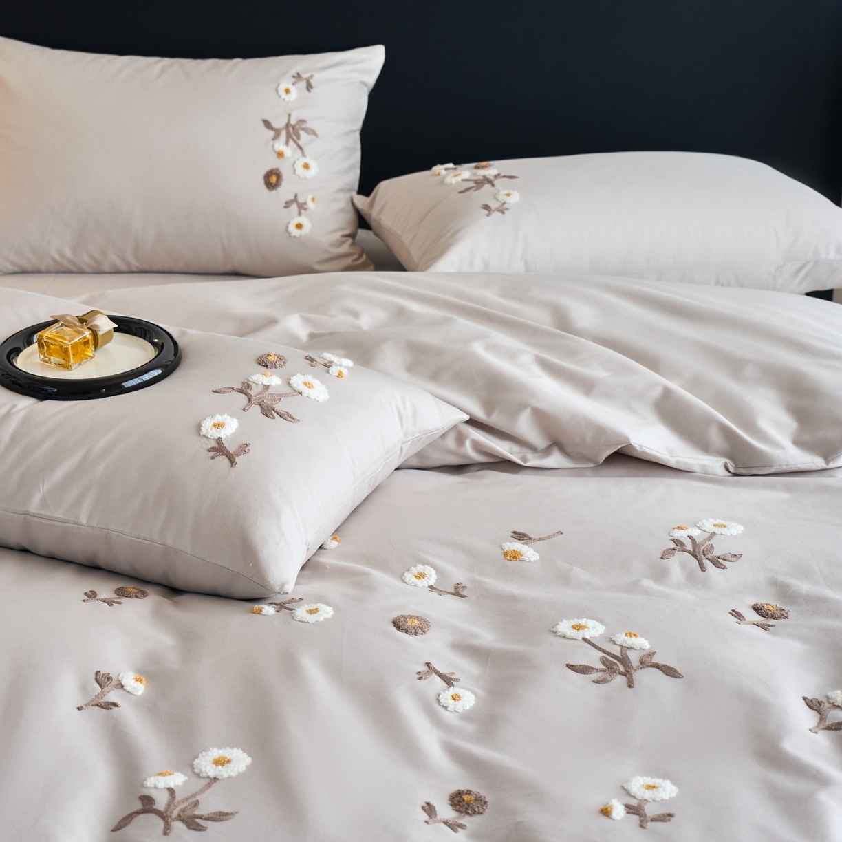 91家纺网 家纺一手货源 找家纺 悦然毛巾被 2025新款全棉纯棉斜纹毛巾绣四件套 花样年华轻奢灰