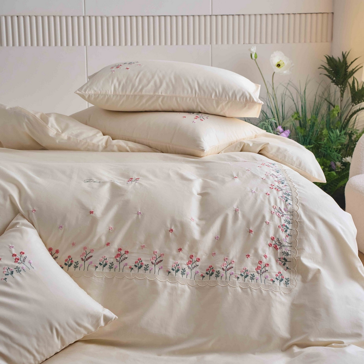 91家纺网 家纺一手货源 找家纺 悦然毛巾被 2025新款全棉纯棉斜纹毛巾绣四件套 春色满园米白