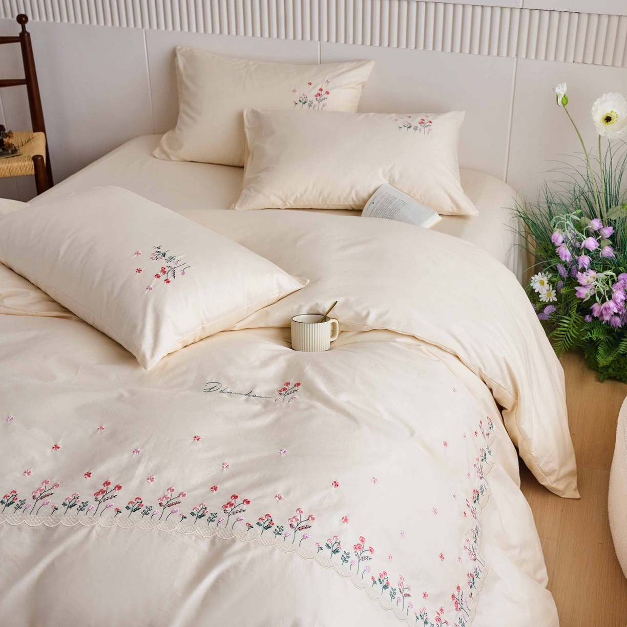 91家纺网 家纺一手货源 找家纺 悦然毛巾被 2025新款全棉纯棉斜纹毛巾绣四件套 春色满园米白