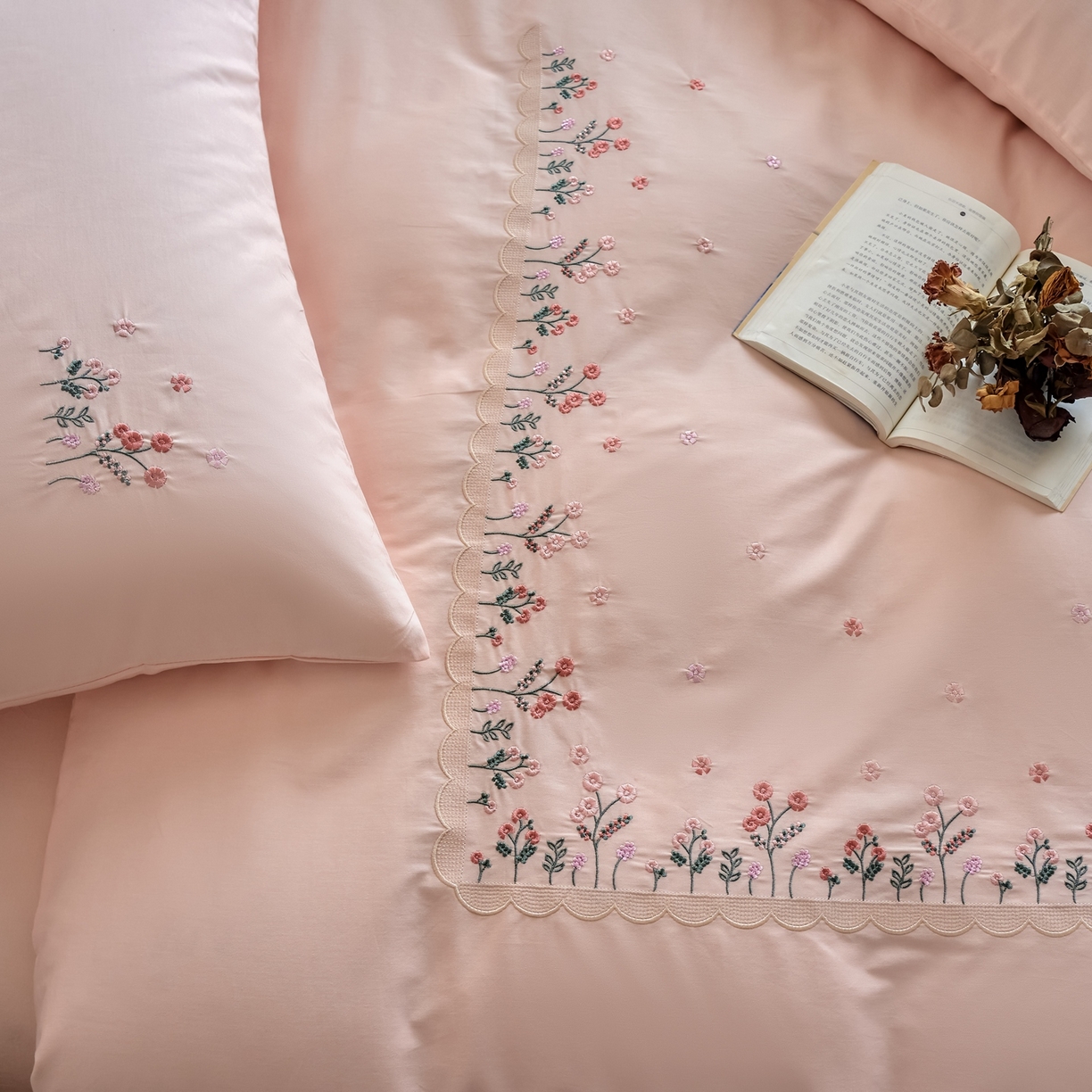 91家纺网 家纺一手货源 找家纺 悦然毛巾被 2025新款全棉纯棉斜纹毛巾绣四件套 春色满园粉色