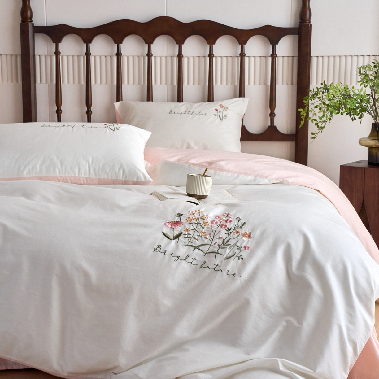 91家纺网 家纺一手货源 找家纺 悦然毛巾被 2025新款全棉纯棉斜纹毛巾绣四件套 花语情怀白+粉