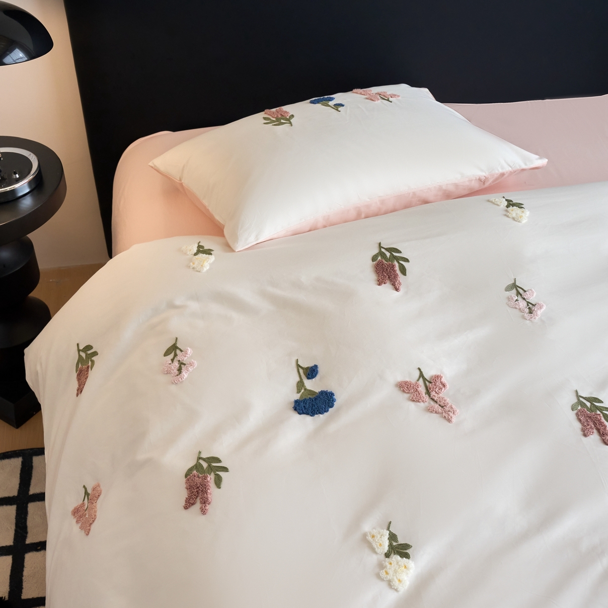 91家纺网 家纺一手货源 找家纺 悦然毛巾被 2025新款全棉纯棉斜纹毛巾绣四件套 浪漫花香米白+粉