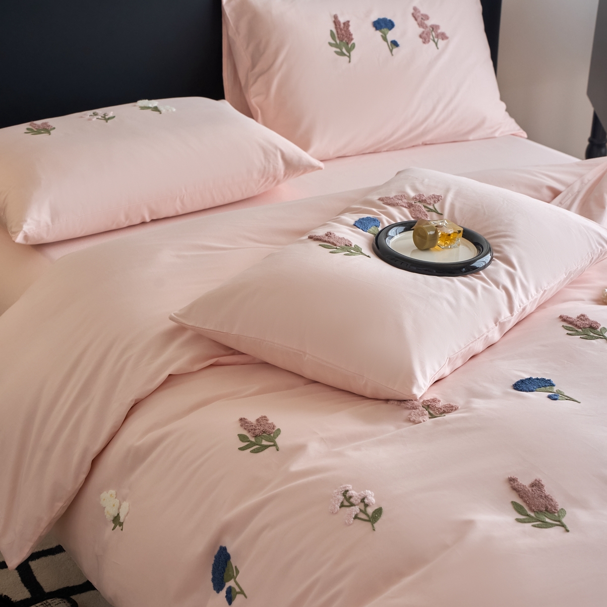 91家纺网 家纺一手货源 找家纺 悦然毛巾被 2025新款全棉纯棉斜纹毛巾绣四件套 浪漫花香-粉