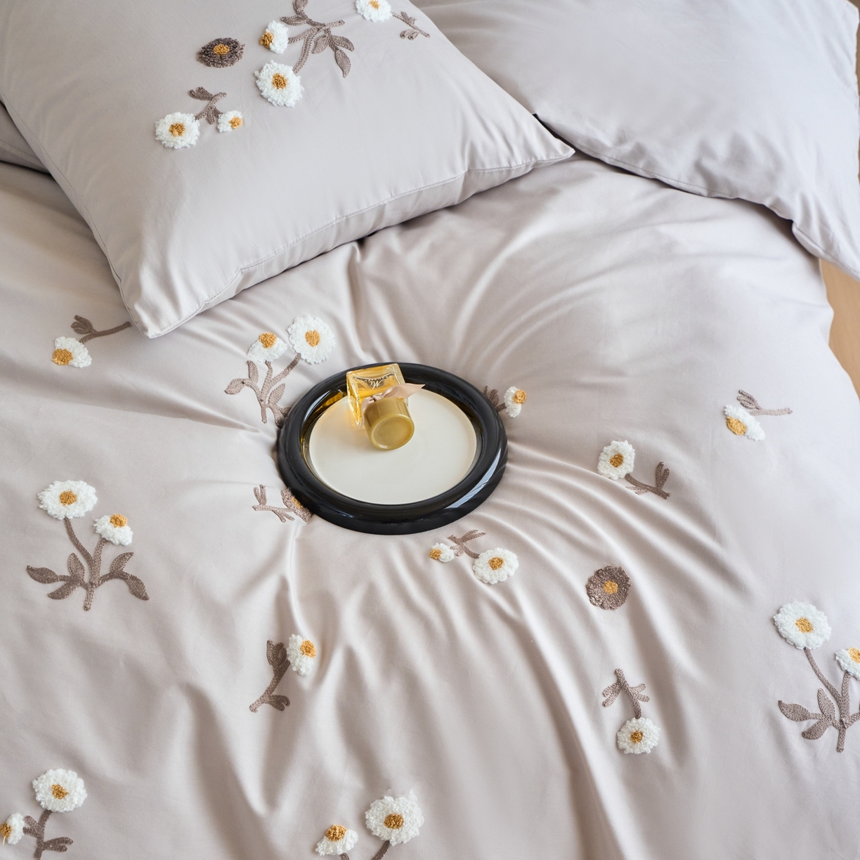 91家纺网 家纺一手货源 找家纺 悦然毛巾被 2025新款全棉纯棉斜纹毛巾绣四件套 花样年华轻奢灰