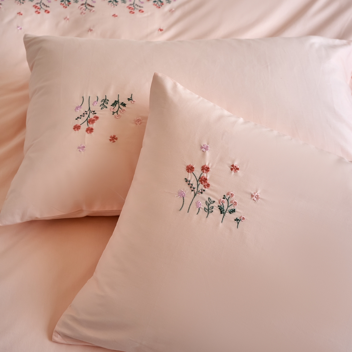 91家纺网 家纺一手货源 找家纺 悦然毛巾被 2025新款全棉纯棉斜纹毛巾绣四件套 春色满园粉色