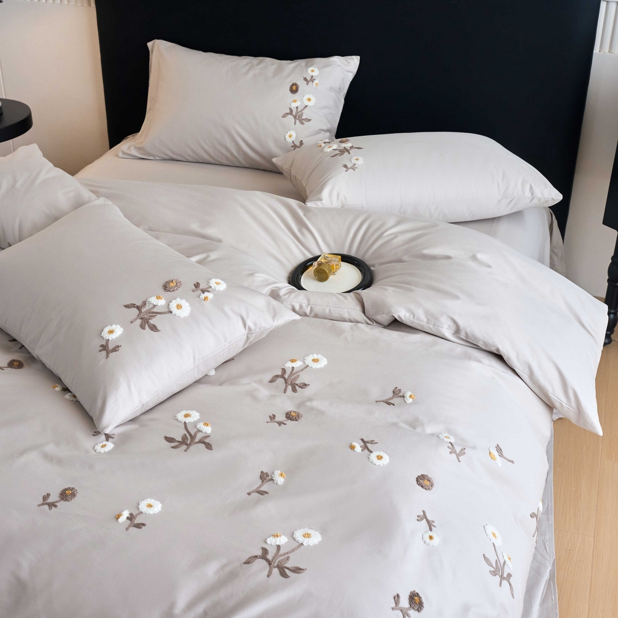 91家纺网 家纺一手货源 找家纺 悦然毛巾被 2025新款全棉纯棉斜纹毛巾绣四件套 花样年华轻奢灰