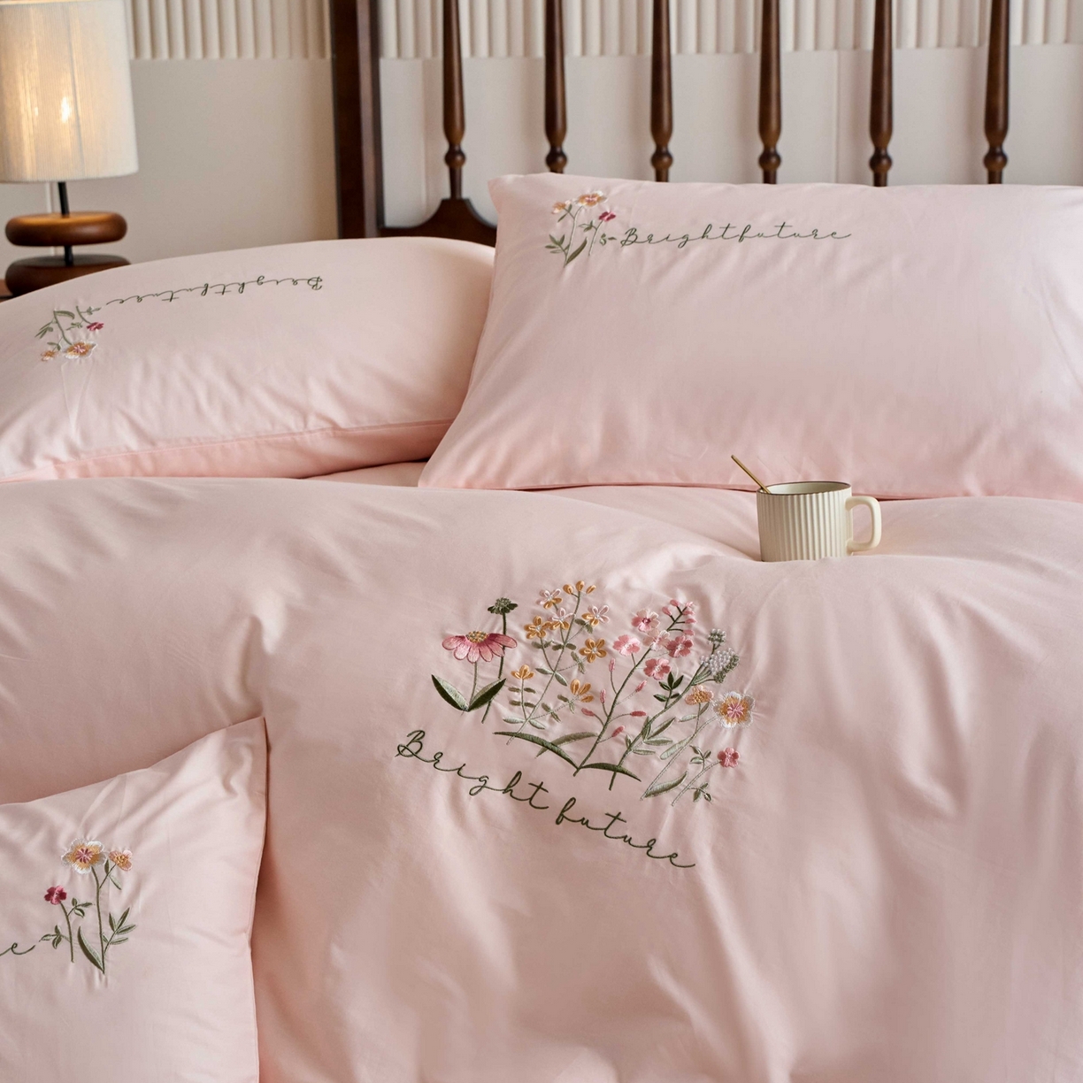 91家纺网 家纺一手货源 找家纺 悦然毛巾被 2025新款全棉纯棉斜纹毛巾绣四件套 花语情怀粉