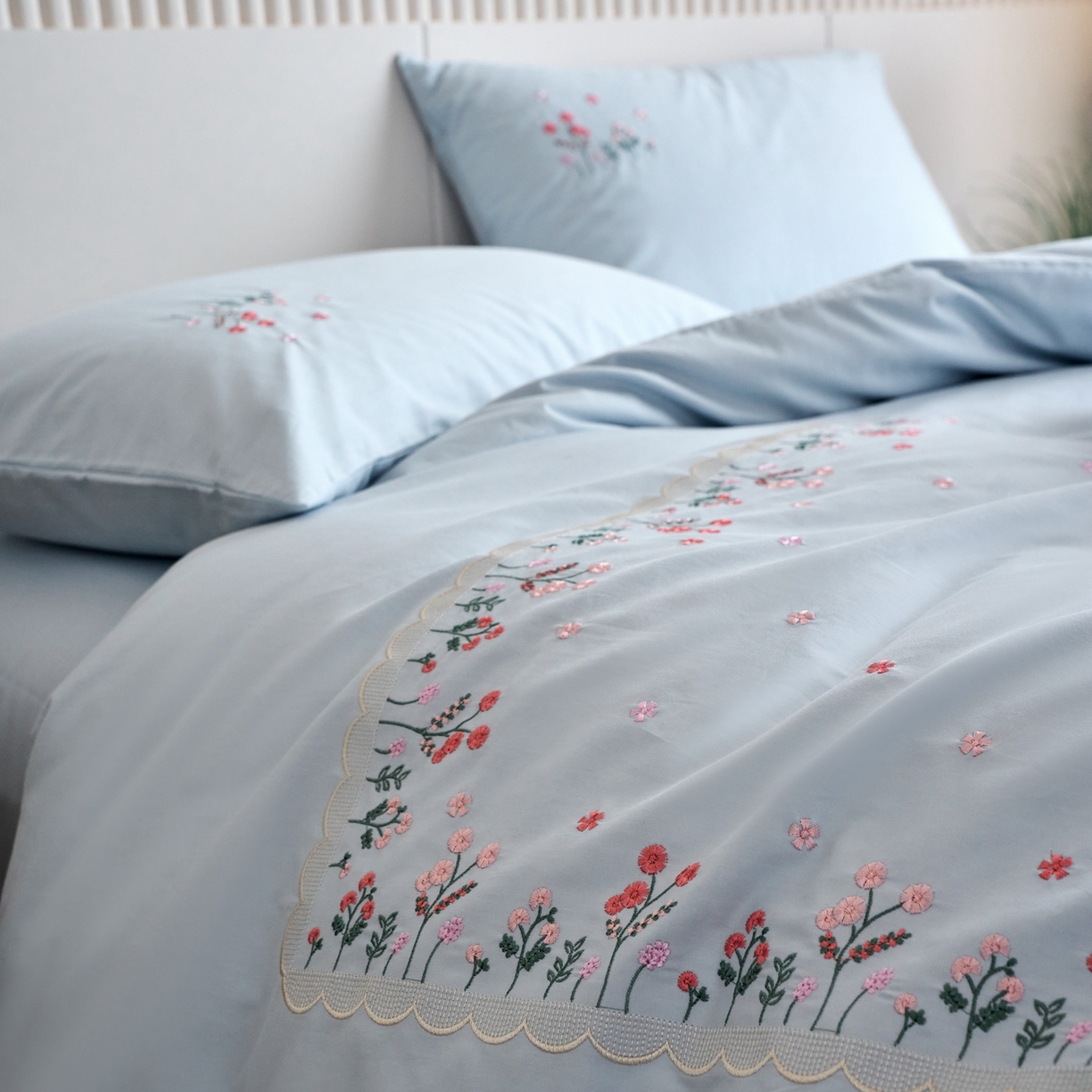 91家纺网 家纺一手货源 找家纺 悦然毛巾被 2025新款全棉纯棉斜纹毛巾绣四件套 春色满园蓝色