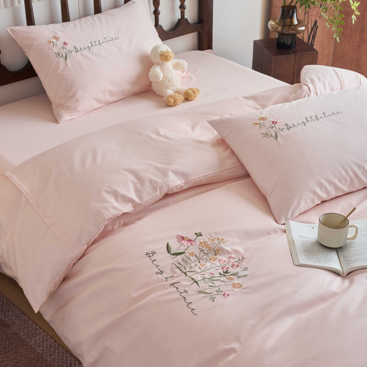 91家纺网 家纺一手货源 找家纺 悦然毛巾被 2025新款全棉纯棉斜纹毛巾绣四件套 花语情怀粉