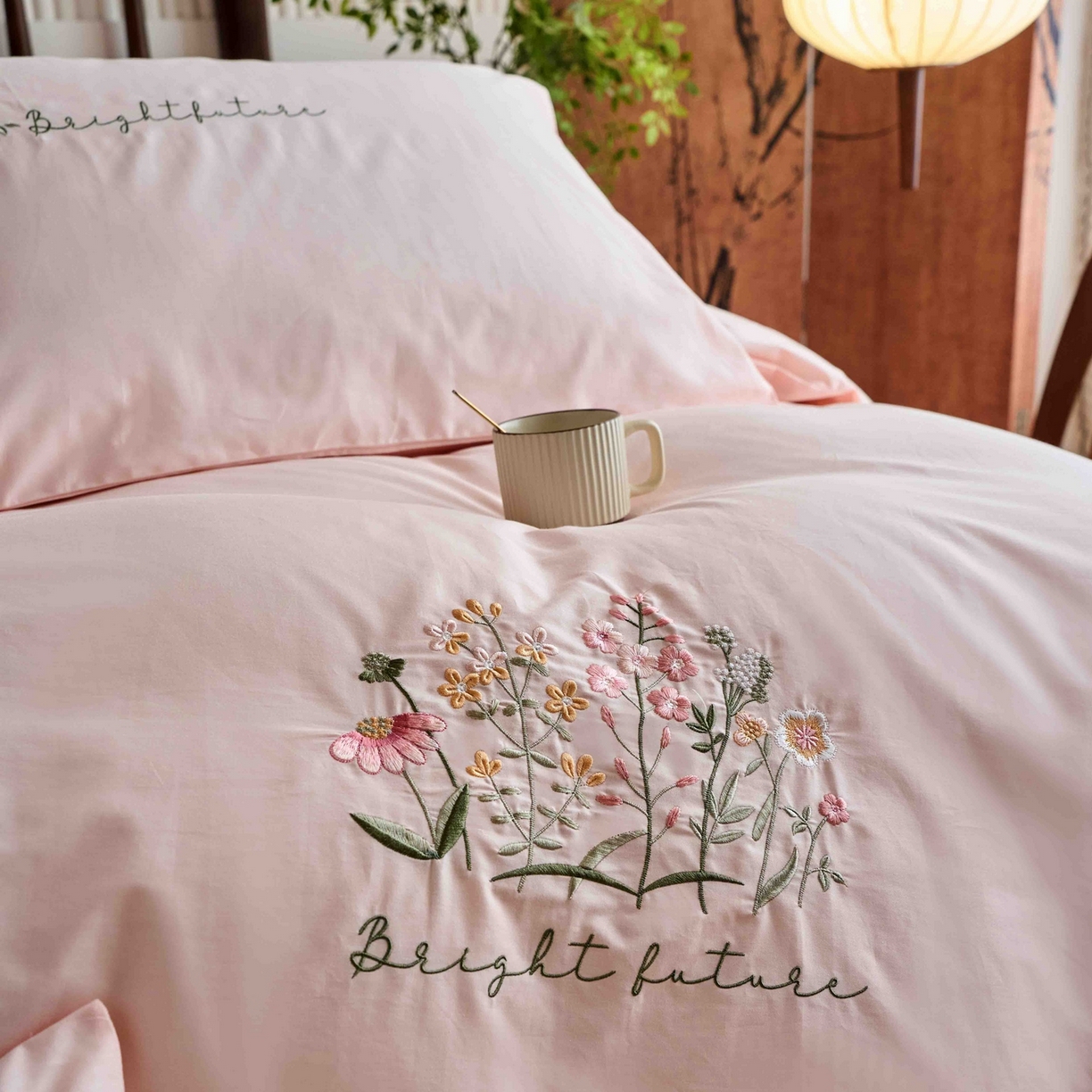 91家纺网 家纺一手货源 找家纺 悦然毛巾被 2025新款全棉纯棉斜纹毛巾绣四件套 花语情怀粉