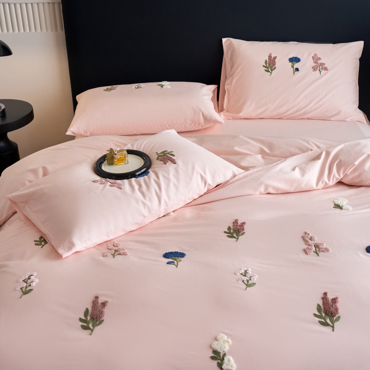 91家纺网 家纺一手货源 找家纺 悦然毛巾被 2025新款全棉纯棉斜纹毛巾绣四件套 浪漫花香-粉