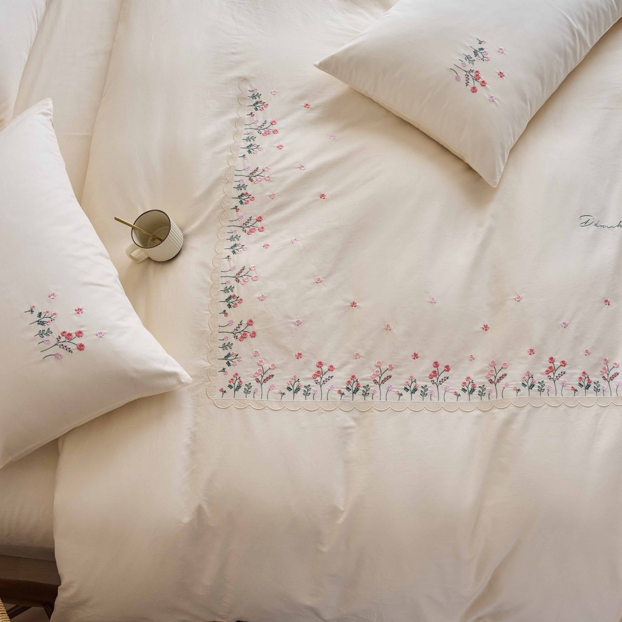 91家纺网 家纺一手货源 找家纺 悦然毛巾被 2025新款全棉纯棉斜纹毛巾绣四件套 春色满园米白