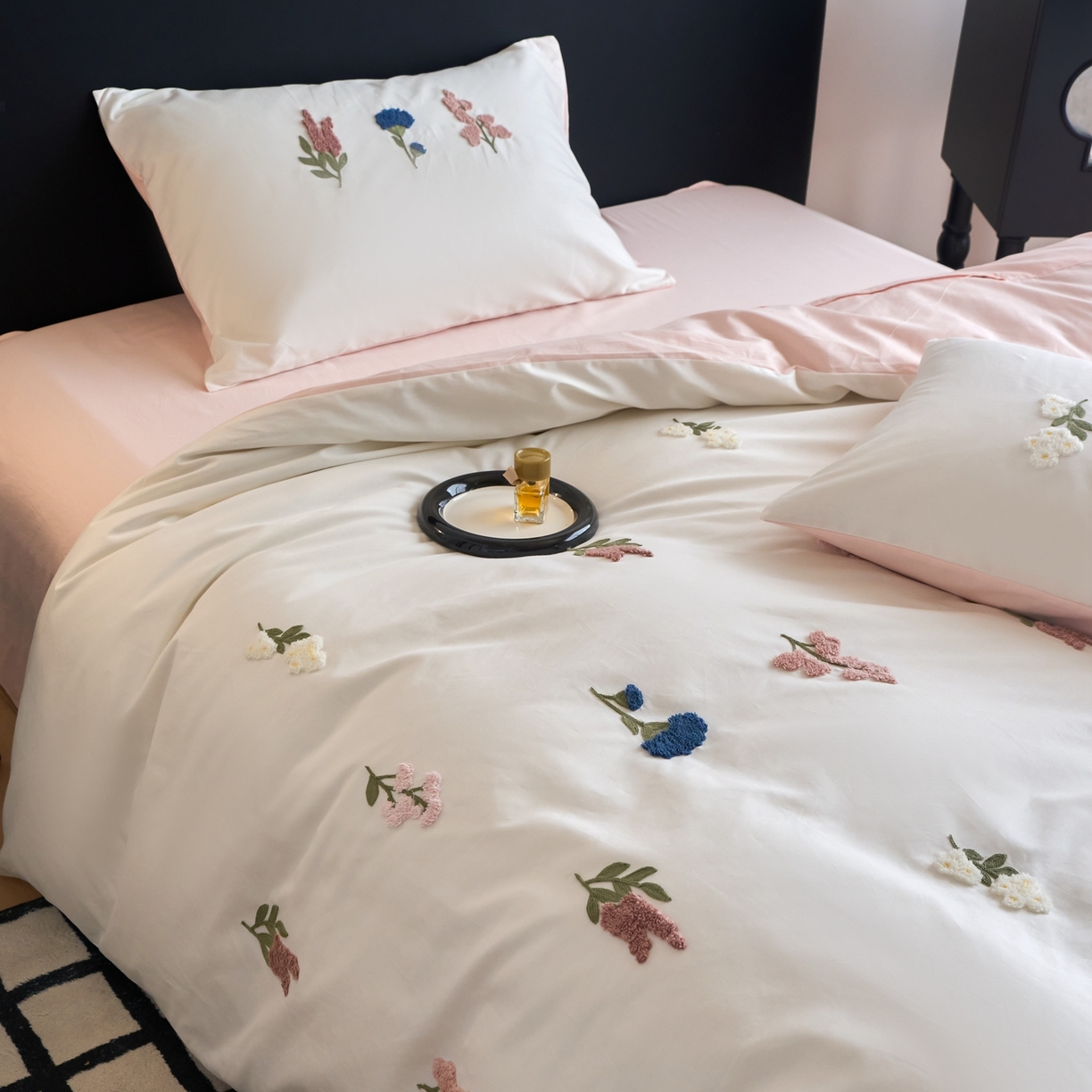 91家纺网 家纺一手货源 找家纺 悦然毛巾被 2025新款全棉纯棉斜纹毛巾绣四件套 浪漫花香米白+粉