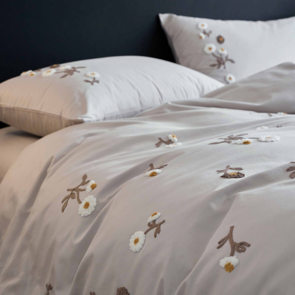 91家纺网 家纺一手货源 找家纺 悦然毛巾被 2025新款全棉纯棉斜纹毛巾绣四件套 花样年华轻奢灰