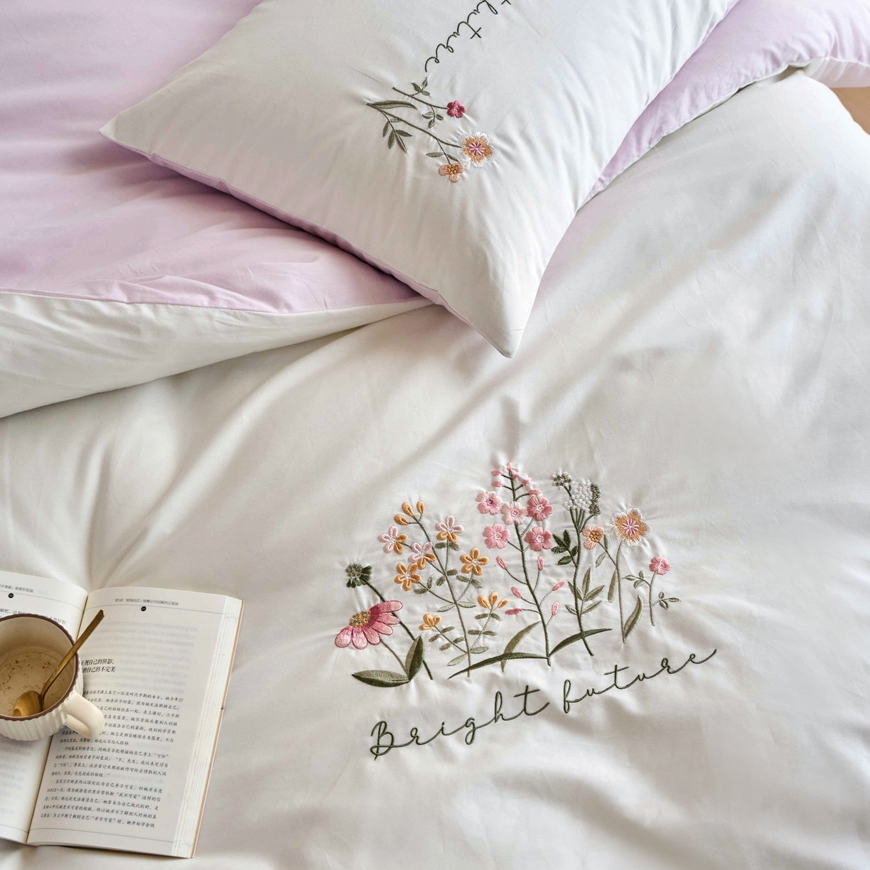 91家纺网 家纺一手货源 找家纺 悦然毛巾被 2025新款全棉纯棉斜纹毛巾绣四件套 花语情怀白+紫