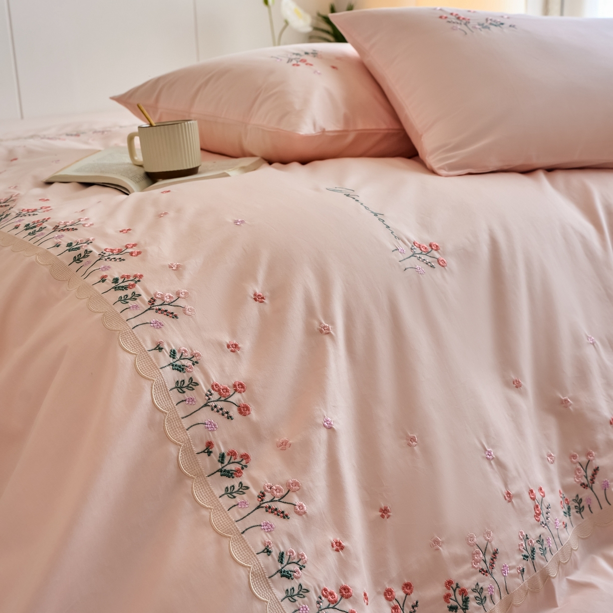 91家纺网 家纺一手货源 找家纺 悦然毛巾被 2025新款全棉纯棉斜纹毛巾绣四件套 春色满园粉色