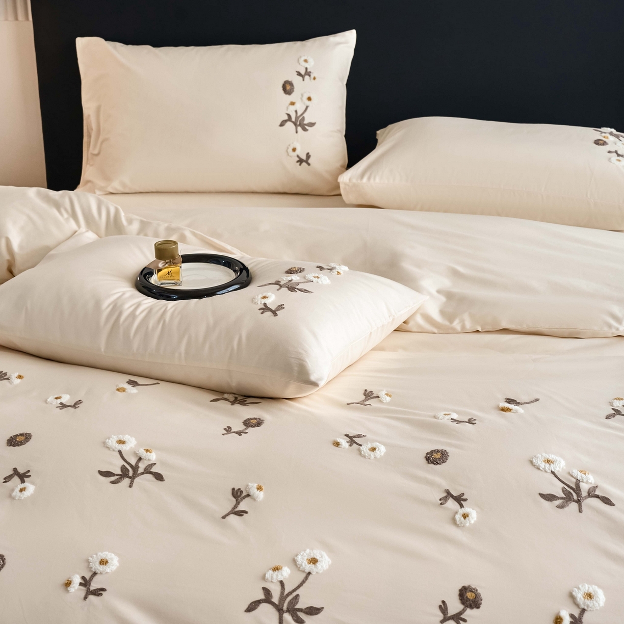 91家纺网 家纺一手货源 找家纺 悦然毛巾被 2025新款全棉纯棉斜纹毛巾绣四件套 花样年华奶白