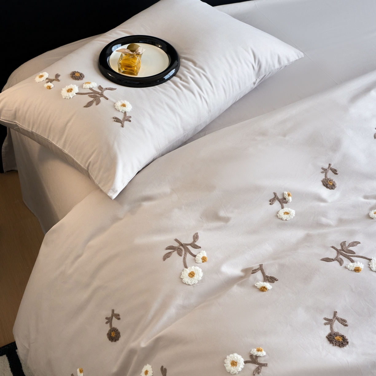 91家纺网 家纺一手货源 找家纺 悦然毛巾被 2025新款全棉纯棉斜纹毛巾绣四件套 花样年华轻奢灰