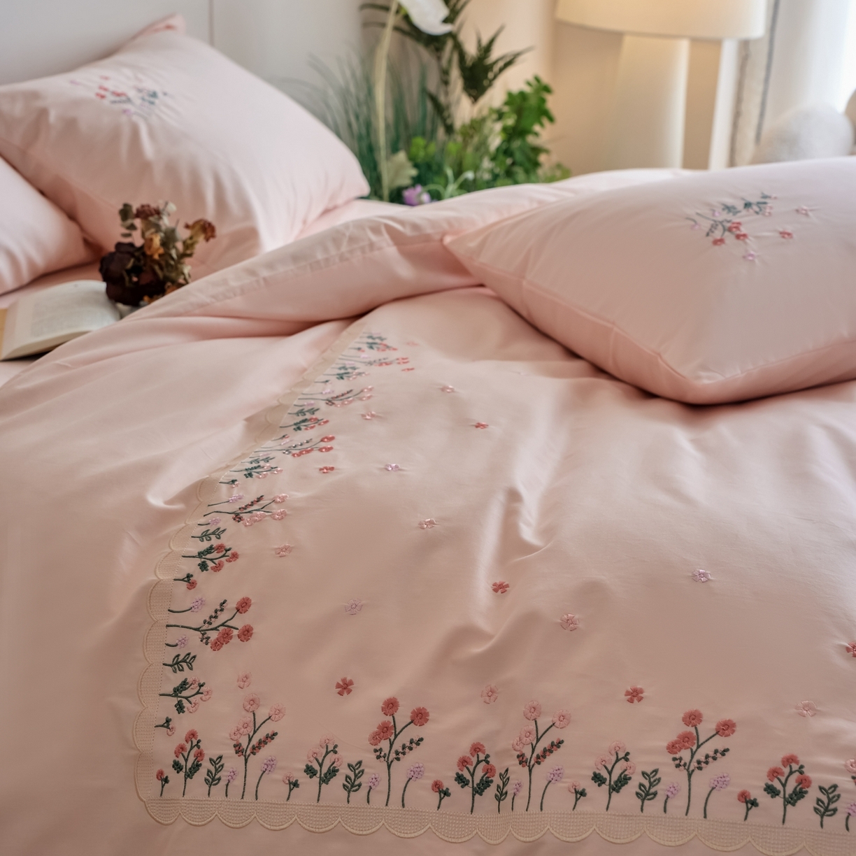 91家纺网 家纺一手货源 找家纺 悦然毛巾被 2025新款全棉纯棉斜纹毛巾绣四件套 春色满园粉色