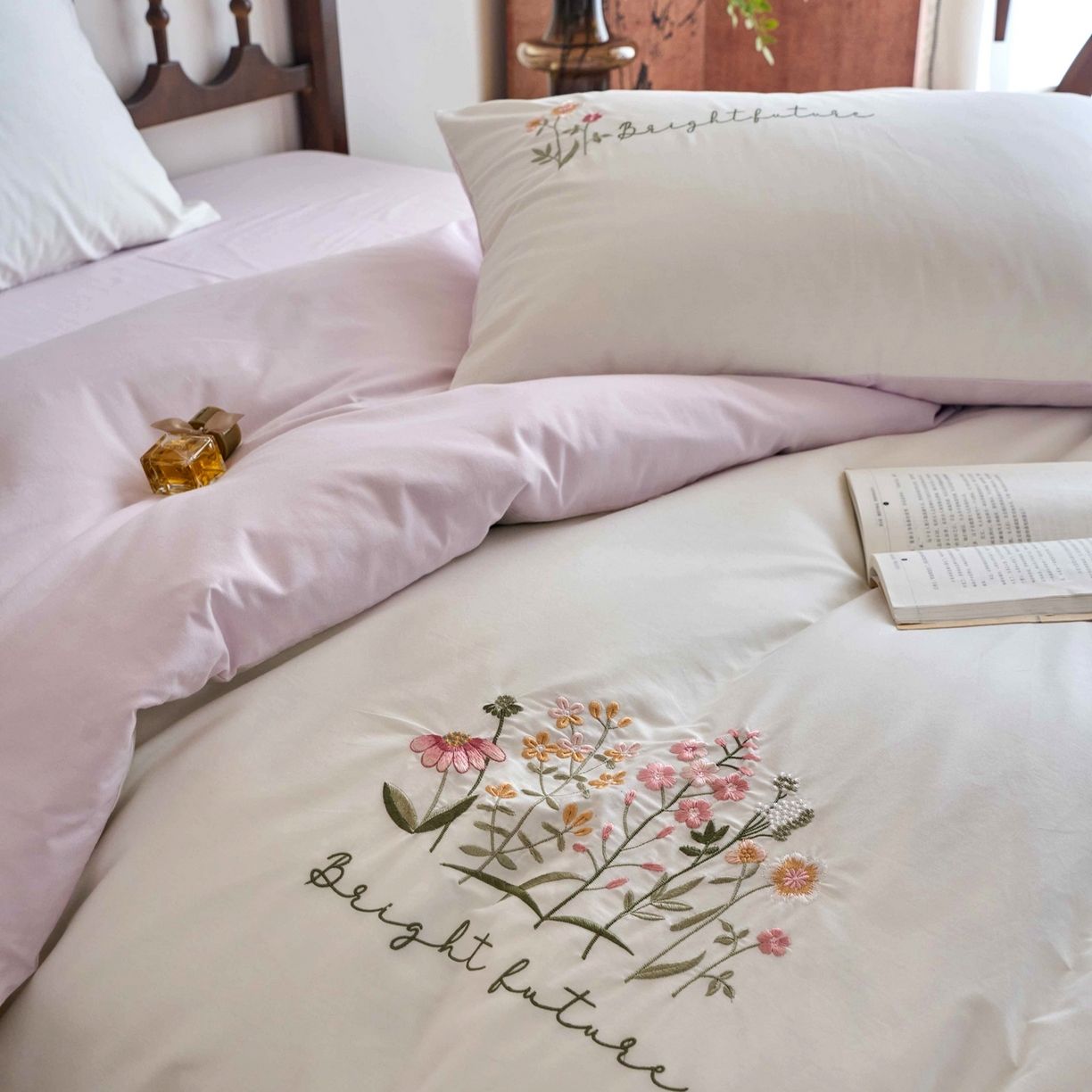 91家纺网 家纺一手货源 找家纺 悦然毛巾被 2025新款全棉纯棉斜纹毛巾绣四件套 花语情怀白+紫