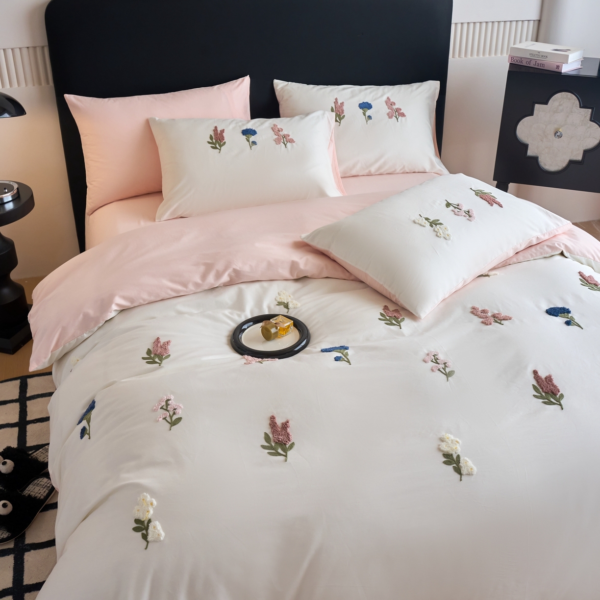 91家纺网 家纺一手货源 找家纺 悦然毛巾被 2025新款全棉纯棉斜纹毛巾绣四件套 浪漫花香米白+粉