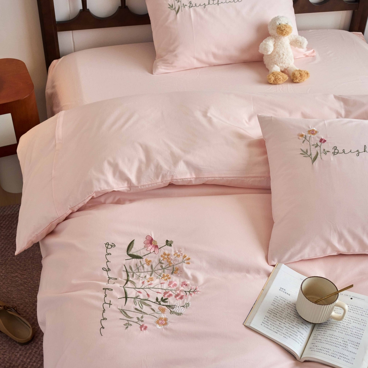 91家纺网 家纺一手货源 找家纺 悦然毛巾被 2025新款全棉纯棉斜纹毛巾绣四件套 花语情怀粉