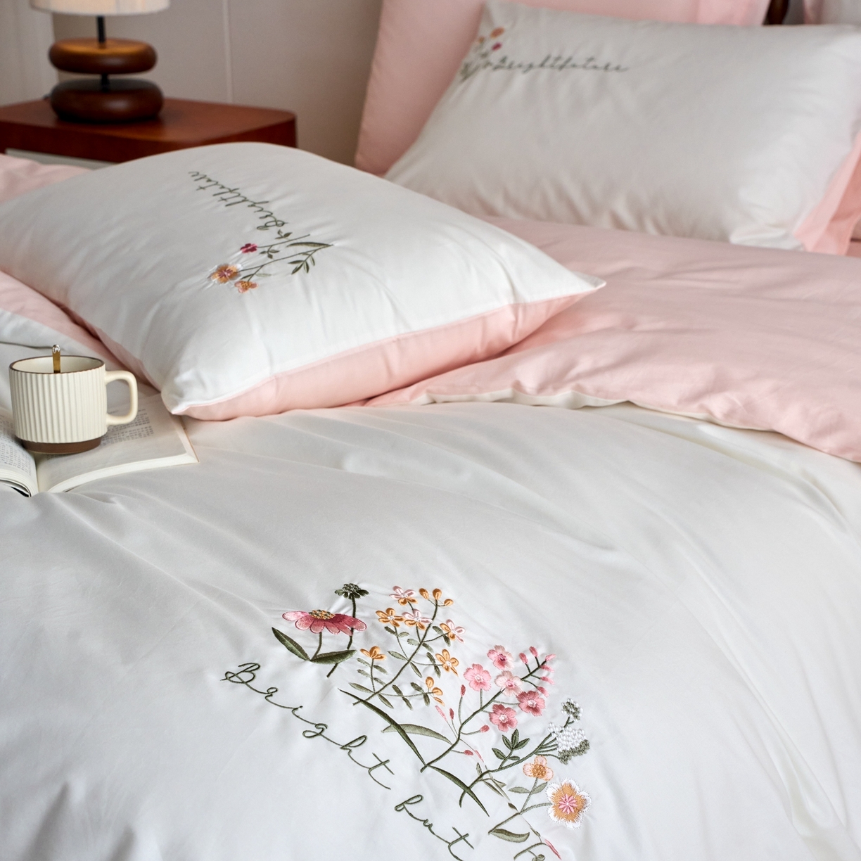 91家纺网 家纺一手货源 找家纺 悦然毛巾被 2025新款全棉纯棉斜纹毛巾绣四件套 花语情怀白+粉