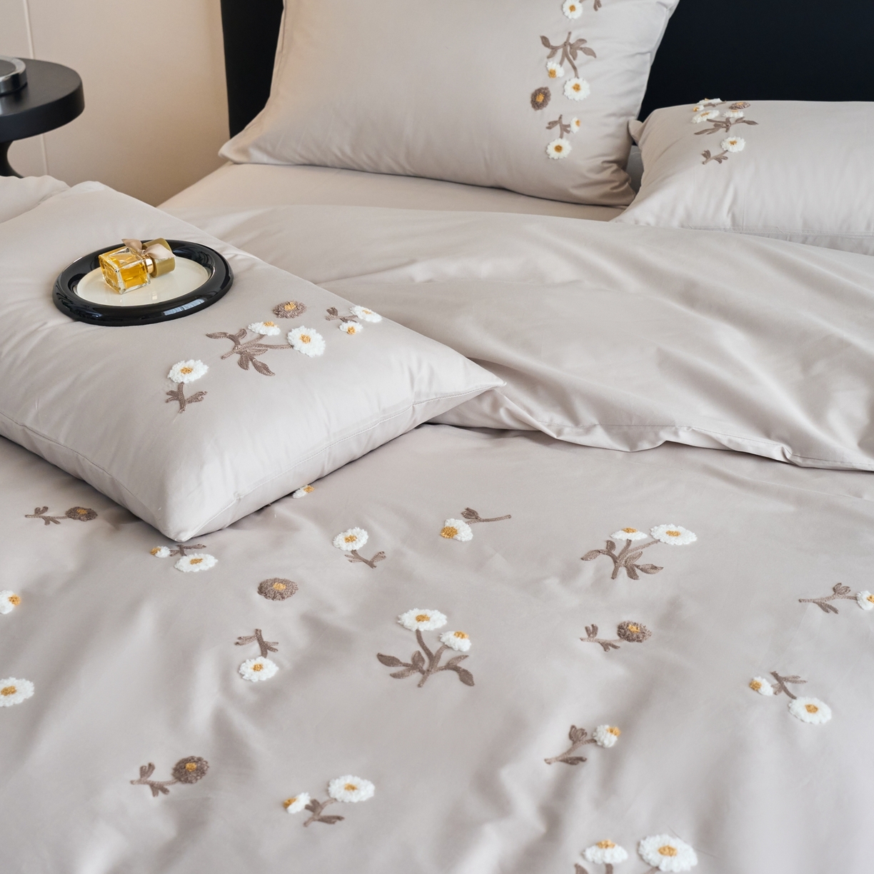 91家纺网 家纺一手货源 找家纺 悦然毛巾被 2025新款全棉纯棉斜纹毛巾绣四件套 花样年华轻奢灰