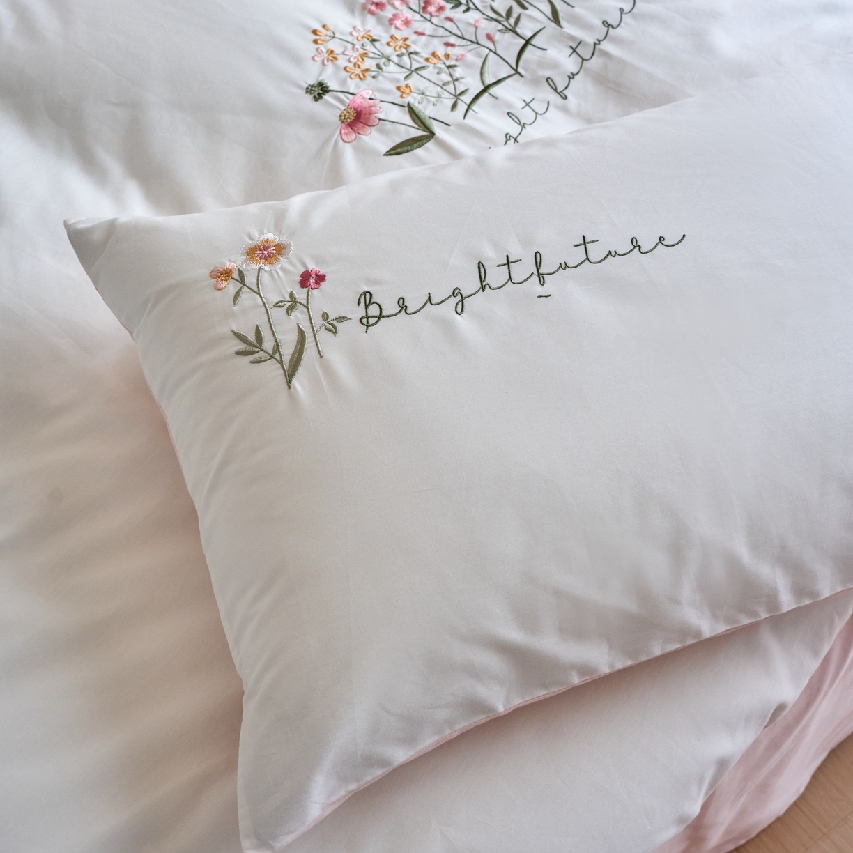 91家纺网 家纺一手货源 找家纺 悦然毛巾被 2025新款全棉纯棉斜纹毛巾绣四件套 花语情怀白+粉