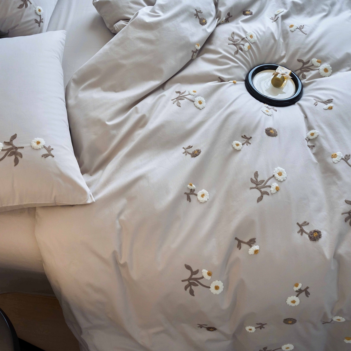 91家纺网 家纺一手货源 找家纺 悦然毛巾被 2025新款全棉纯棉斜纹毛巾绣四件套 花样年华轻奢灰