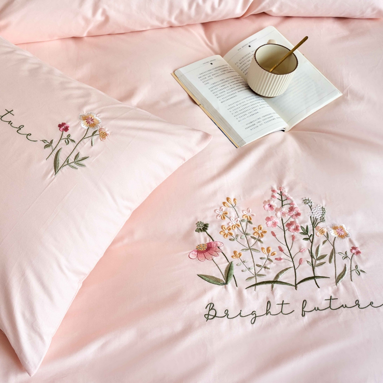 91家纺网 家纺一手货源 找家纺 悦然毛巾被 2025新款全棉纯棉斜纹毛巾绣四件套 花语情怀粉