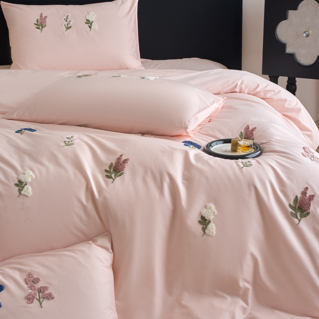 91家纺网 家纺一手货源 找家纺 悦然毛巾被 2025新款全棉纯棉斜纹毛巾绣四件套 浪漫花香-粉