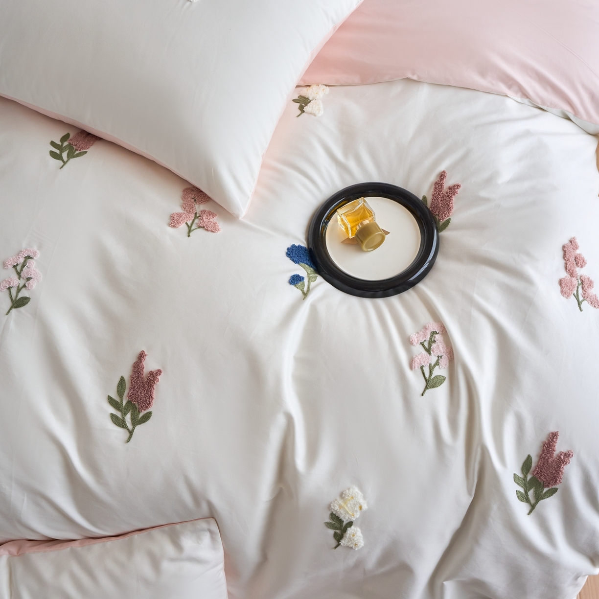 91家纺网 家纺一手货源 找家纺 悦然毛巾被 2025新款全棉纯棉斜纹毛巾绣四件套 浪漫花香米白+粉